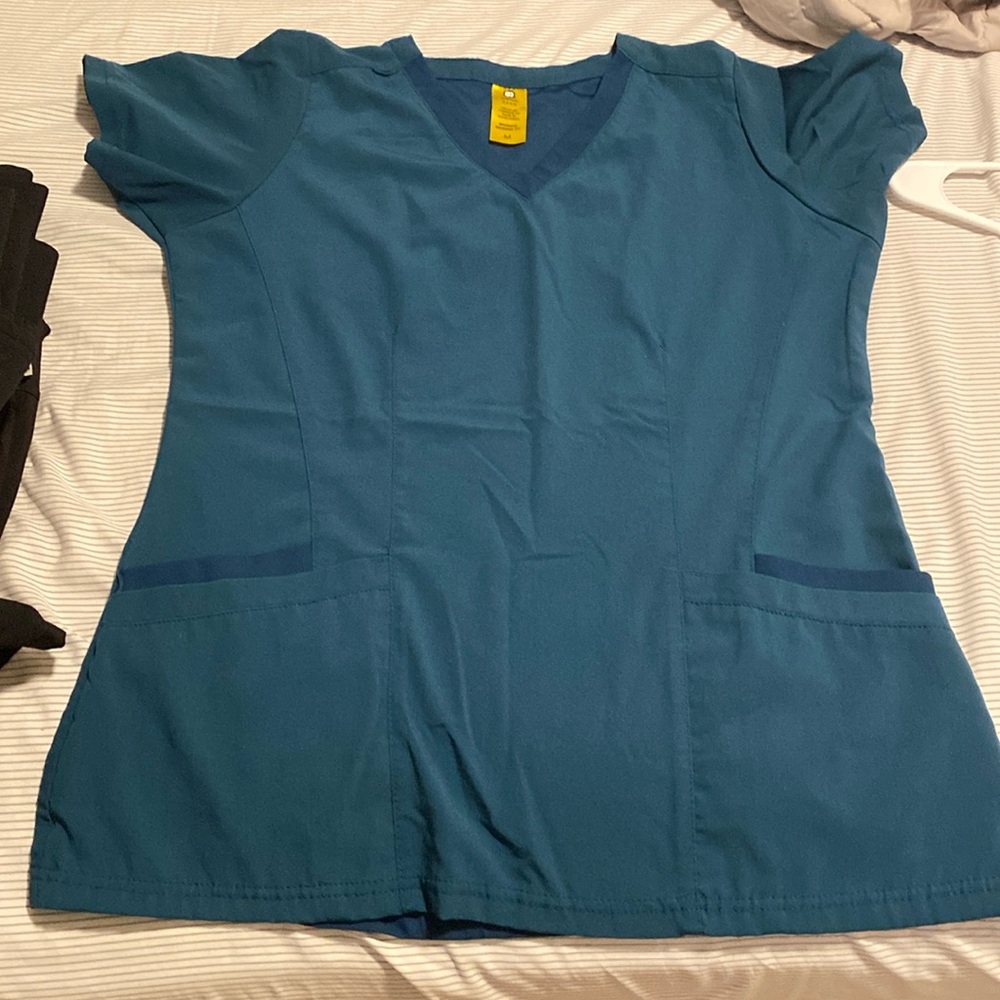 Caribbean blue wonder wink scrub top